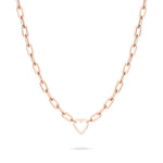 Die roségoldene Liebeskind Berlin Halskette - In Liebe ist mit einem herzförmigen Anhänger versehen und eignet sich perfekt als Geschenk; sie ist auf weißem Hintergrund abgebildet.