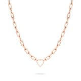 Die roségoldene Liebeskind Berlin Halskette - In Liebe ist mit einem herzförmigen Anhänger versehen und eignet sich perfekt als Geschenk; sie ist auf weißem Hintergrund abgebildet.