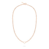 Goldkette mit ovalen Gliedern und einem Herzanhänger, inspiriert von der Liebeskind Berlin Halskette - In Liebe - ein ideales Geschenk von Liebeskind Berlin, auf weißem Hintergrund.