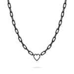 Die Liebeskind Berlin Halskette - In Liebe besteht aus einer schwarzen Kette und einem offenen Herzanhänger, der elegant auf weißem Hintergrund zentriert ist - ein ideales Geschenk von Liebeskind Berlin für einen besonderen Menschen.