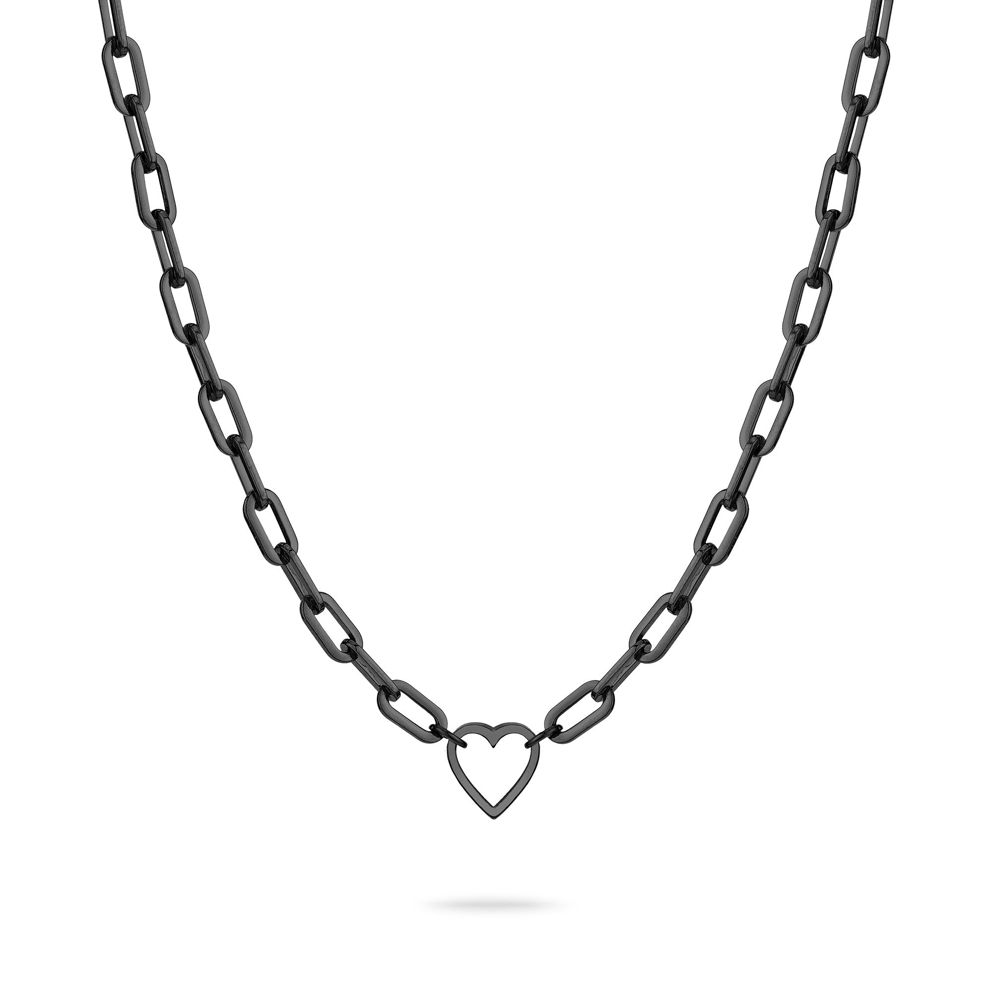 Die Liebeskind Berlin Halskette - In Liebe besteht aus einer schwarzen Kette und einem offenen Herzanhänger, der elegant auf weißem Hintergrund zentriert ist - ein ideales Geschenk von Liebeskind Berlin für einen besonderen Menschen.