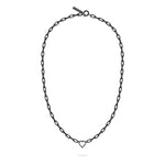 Schlichte Liebeskind Berlin Halskette - In Liebe mit kleinem Herz-Anhänger, abgebildet auf weiß. Eine elegante Halskette von Liebeskind Berlin - perfekt als Geschenk für einen besonderen Menschen.