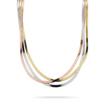 Die Liebeskind Berlin Halskette - The Sleek besteht aus drei übereinander liegenden Ketten in Silber-, Gold- und Roségoldtönen, die sich vor einem weißen Hintergrund präsentieren.