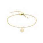 Das Liebeskind Berlin Armband - Vintage Coins ist eine zarte Goldkette mit einem kleinen runden Anhänger und einem rechteckigen Schildchen in der Nähe des Verschlusses - ein elegantes Stück von Liebeskind Berlin.