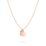 Die Liebeskind Berlin Halskette - Broken Heart besteht aus einer roségoldenen Kette mit einem geometrischen Herzanhänger. Diese elegante Halskette aus der Kollektion von Liebeskind Berlin ist der perfekte Herzschmuck für jeden Anlass. Präsentiert auf weißem Hintergrund.