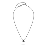 Eine schlichte schwarze Liebeskind Berlin Halskette - Broken Heart mit einem kleinen herzförmigen Anhänger, der in Weiß gehalten ist - ein stilvolles Stück, das jede Schmucksammlung bereichert.