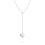 Die Liebeskind Berlin Halskette - Broken Heart ist eine silberne Kette mit einem vertikalen geometrischen Herzanhänger auf weißem Hintergrund von Liebeskind Berlin.