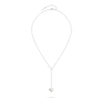 Die Liebeskind Berlin Halskette - Broken Heart ist eine silberne Kette mit einem herzförmigen Anhänger, die perfekt ist, um Eleganz in Ihre Sammlung zu bringen.