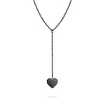 Die Liebeskind Berlin Halskette - Broken Heart ist eine schwarze Kette mit einem geometrischen Herzanhänger von Liebeskind Berlin, abgebildet auf weißem Hintergrund.