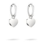 Liebeskind Berlin Ohrring - Mein Herz: Silberfarbene Edelstahl-Creolen mit herzförmigen Charms von Liebeskind Berlin auf weißem Hintergrund.