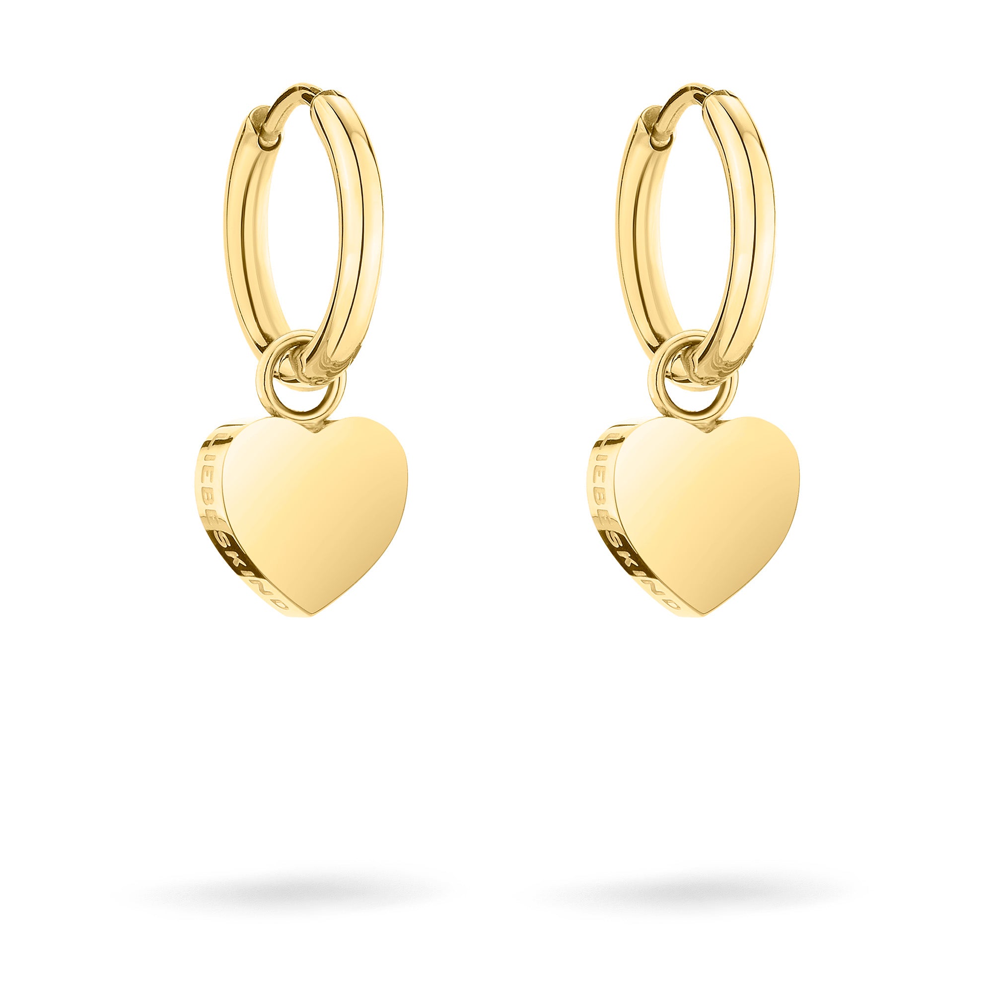 Goldfarbene Ohrringe mit baumelnden Herzanhängern in einem zeitlosen Stil. Abgebildet vor weißem Hintergrund. Produkt: Liebeskind Berlin Ohrring - My Heart von Liebeskind Berlin.