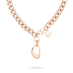 Die Liebeskind Berlin Halskette - The Organic von Liebeskind Berlin besteht aus einer roségoldenen Panzerkette mit klobigen Gliedern, einem abstrakten tropfenförmigen Anhänger und einem eingravierten Charm - das perfekte Statement-Stück für jedes Outfit.