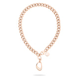 Die Liebeskind Berlin Halskette - The Organic ist eine elegante roségoldene Halskette mit einem tropfenförmigen Anhänger und einem kleinen runden Charm auf weißem Hintergrund.