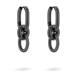 Schwarze Kettenglieder-Ohrringe mit zwei ineinandergreifenden Ringen im Knoten-Design - diese Ohrringe Ohrring - Modern Knot von Liebeskind Berlin sind ein zeitloses Accessoire auf weißem Grund.