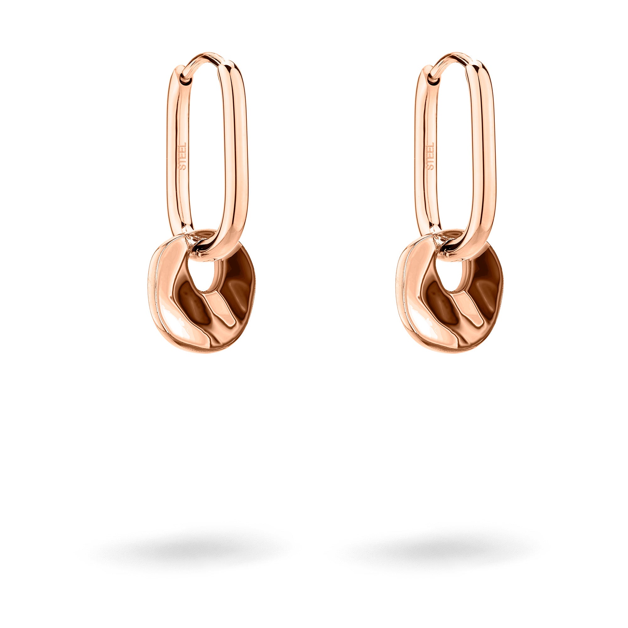 Der Liebeskind Berlin Ohrring - Organic Shapes besteht aus roségoldenen Tropfenohrringen mit ovalen Gliedern und unregelmäßigen, geschlungenen Anhängern und ist ein modernes Accessoire von Liebeskind Berlin, das auf weißem Hintergrund gezeigt wird.