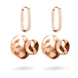 Die roségoldenen Liebeskind Berlin Ohrring - Organic Shapes Ohrringe zeigen unregelmäßige, skulpturale Tropfen auf ovalen Reifen - ein modernes Accessoire von Liebeskind Berlin, das sich vor einem weißen Hintergrund präsentiert.