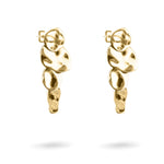 Liebeskind Berlin Ohrring - Organische Formen: Statement-Ohrringe aus Gold mit drei vertikal gestapelten, unregelmäßigen organischen Scheiben von Liebeskind Berlin auf weißem Hintergrund.