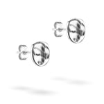 Verleihen Sie jedem Outfit Raffinesse mit dem Liebeskind Berlin Ohrring - Organic Shapes: glänzende, unregelmäßig geformte silberne Ohrstecker mit Schmetterlingsrücken von Liebeskind Berlin, abgebildet auf weißem Hintergrund.