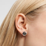 Nahaufnahme des Ohrs einer Person mit dem Liebeskind Berlin Ohrring - Organic Shapes, einem runden, strukturierten Ohrstecker von Liebeskind Berlin.