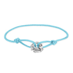 Das LIEBESKIND BERLIN Armband - Lora besteht aus einem hellblauen Stoffband mit einem silbernen Knotenanhänger und verstellbaren Knoten und ist damit ein stilvolles Accessoire für jedes Outfit von Liebeskind Berlin.