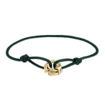 Das LIEBESKIND BERLIN Armband - Lora mit grüner Kordel, goldenem Knotenanhänger und verstellbarem Verschluss ist ein stylisches Damen Accessoire von Liebeskind Berlin.