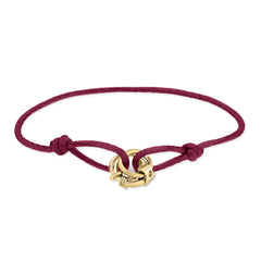 Das LIEBESKIND BERLIN Armband - Lora besteht aus einem burgunderroten Stoffband mit ineinandergreifenden goldenen Ringen in der Mitte, die mit einem einfachen Knoten gebunden werden - ein stilvolles Damen Accessoire von Liebeskind Berlin.