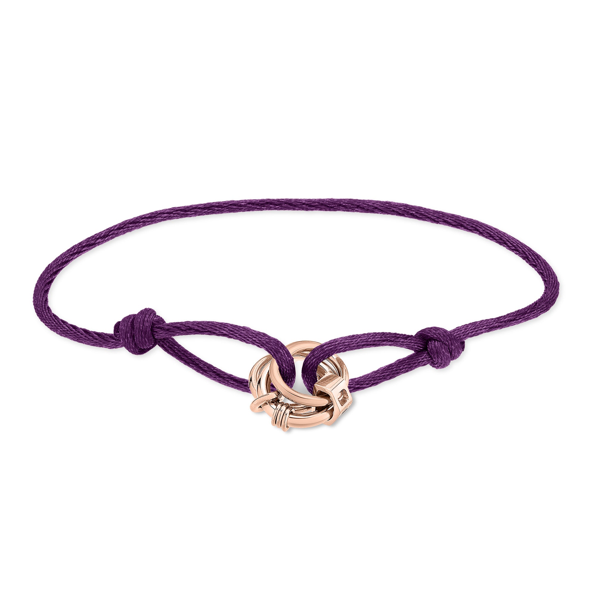 Das LIEBESKIND BERLIN Armband - Lora besteht aus einem lilafarbenen Stoffband mit goldenen Metallringen als Herzstück, das elegant geknotet ist und das moderne Design von Liebeskind Berlin widerspiegelt.