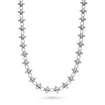 Die LIEBESKIND BERLIN Halskette - Spikes von Liebeskind Berlin ist eine silberne Kette mit gleichmäßig verteilten, spitzenförmigen Nieten, die sie zu einem auffälligen Statement vor weißem Hintergrund machen.