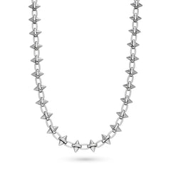 Die LIEBESKIND BERLIN Halskette - Spikes von Liebeskind Berlin ist eine silberne Kette mit gleichmäßig verteilten, spitzenförmigen Nieten, die sie zu einem auffälligen Statement vor weißem Hintergrund machen.
