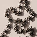 Die LIEBESKIND BERLIN Halskette - Spikes von Liebeskind Berlin ist mit ihrem glänzenden Metall und den spitzen Stacheln, die kühne Schatten werfen, ein auffälliges Statement-Stück.