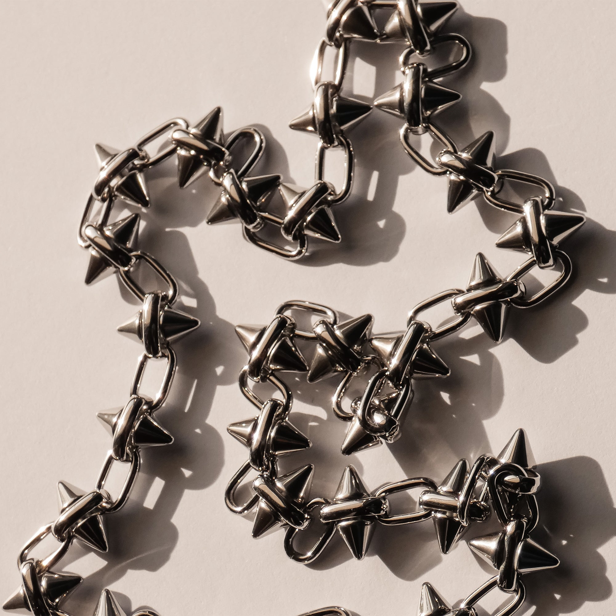 Die LIEBESKIND BERLIN Halskette - Spikes von Liebeskind Berlin ist mit ihrem glänzenden Metall und den spitzen Stacheln, die kühne Schatten werfen, ein auffälliges Statement-Stück.