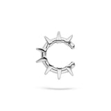 Der LIEBESKIND BERLIN Earcuff - Spikes von Liebeskind Berlin ist mit sechs Spike-Akzenten auf einem silbernen Bügel versehen und bietet ein urban inspiriertes Accessoire, das an die ikonische Earcuff-Kollektion der Marke erinnert.