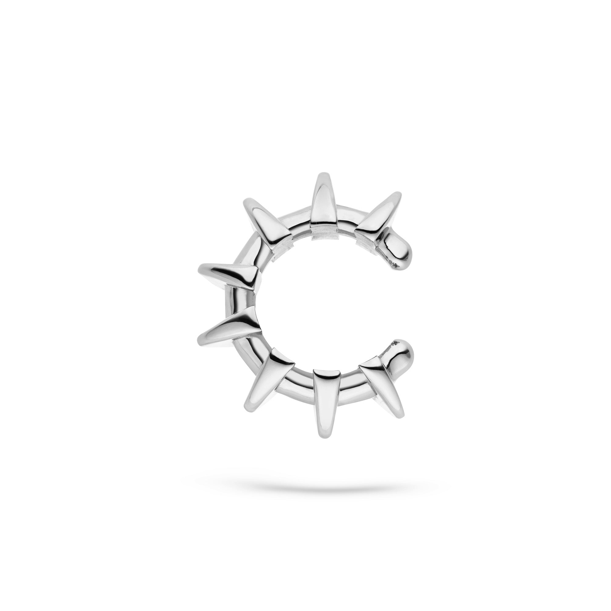 Der LIEBESKIND BERLIN Earcuff - Spikes von Liebeskind Berlin ist mit sechs Spike-Akzenten auf einem silbernen Bügel versehen und bietet ein urban inspiriertes Accessoire, das an die ikonische Earcuff-Kollektion der Marke erinnert.