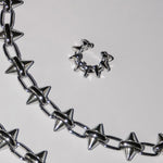 Der LIEBESKIND BERLIN Earcuff - Spikes von Liebeskind Berlin präsentiert sich auf einem schlichten weißen Hintergrund - ideal als stylisches Accessoire für urbanes Design.