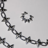 Der LIEBESKIND BERLIN Earcuff - Spikes von Liebeskind Berlin präsentiert sich auf einem schlichten weißen Hintergrund - ideal als stylisches Accessoire für urbanes Design.
