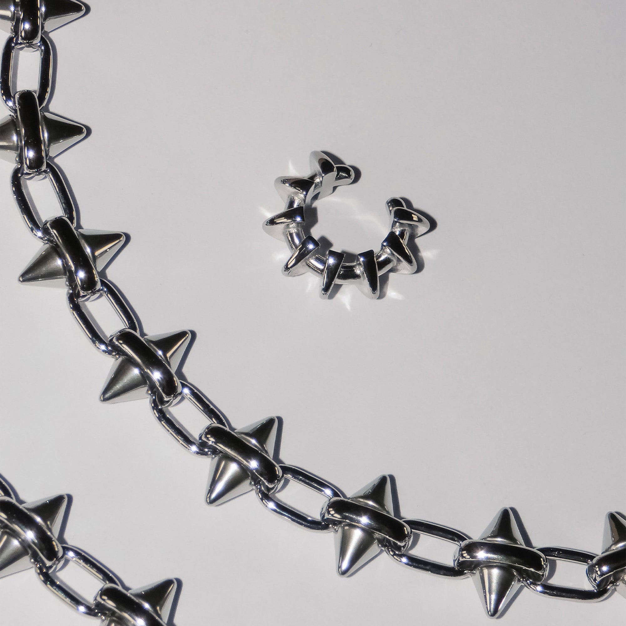 Der LIEBESKIND BERLIN Earcuff - Spikes von Liebeskind Berlin präsentiert sich auf einem schlichten weißen Hintergrund - ideal als stylisches Accessoire für urbanes Design.