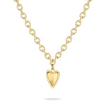 Die LIEBESKIND BERLIN Halskette - Metal Heart von Liebeskind Berlin ist eine goldene Kette mit einem glänzenden Herzanhänger auf weißem Grund - ein zeitloser Damen Schmuck.