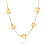 Goldene LIEBESKIND BERLIN Halskette - Metal Heart - mit fünf Herzanhängern, die gleichmäßig an einer zarten, verstellbaren Kette verteilt sind.