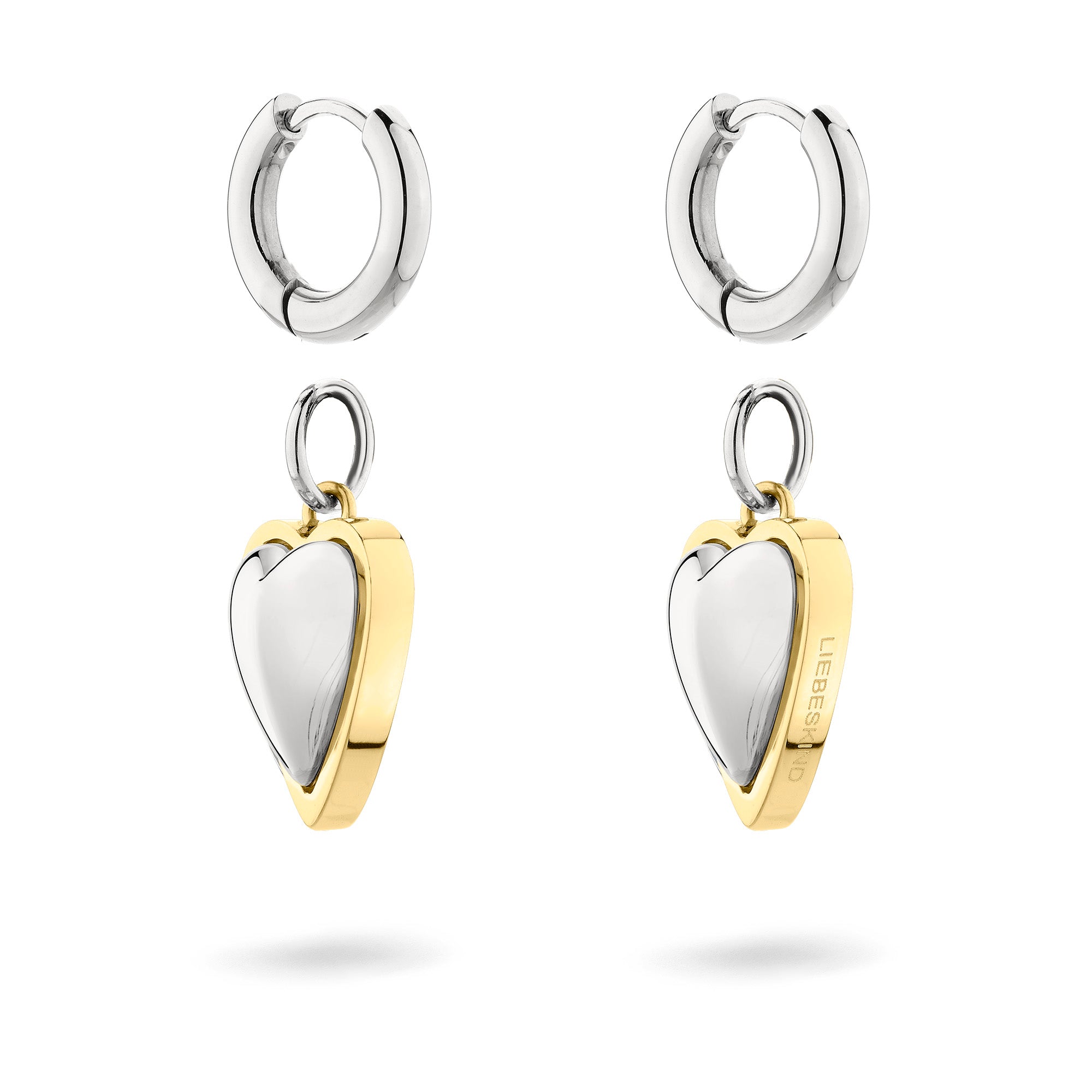 Verleihen Sie Ihrem Stil ein schickes, urbanes Flair mit den LIEBESKIND BERLIN Creole - Metal Heart Ohrringen von Liebeskind Berlin, die mit goldfarbenen, silbernen Herzanhängern für einen unverwechselbaren Look sorgen.