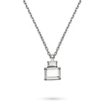 Die Liebeskind Berlin Halskette - Steel Diamond zeigt einen eleganten geometrischen Anhänger in klarer Diamantoptik, eingefasst in einen minimalistischen Metallrahmen.
