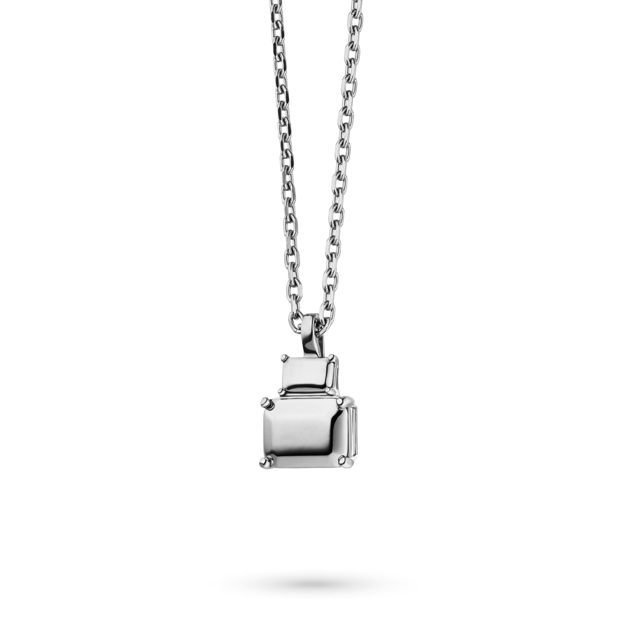 Die LIEBESKIND BERLIN Halskette - Steel Diamond von Liebeskind Berlin besteht aus einem Anhänger mit zwei übereinanderliegenden geometrischen Formen in Diamantoptik an einer eleganten silbernen Edelstahlkette, die auf einem schlichten weißen Hintergrund abgebildet ist.