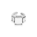 Der LIEBESKIND BERLIN Earcuff - Steel Diamond von Liebeskind Berlin zeigt ein silbernes Edelstahl-Design mit einem großen quadratischen, klaren Edelstein in Diamantoptik, der von oben auf weißem Hintergrund zu sehen ist.