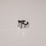 Der Ohrring LIEBESKIND BERLIN - Steel Diamond von Liebeskind Berlin besticht durch sein rechteckiges, minimalistisches Design in Diamantoptik, gefertigt aus Edelstahl für einen modernen Look.