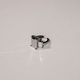 Der Ohrring LIEBESKIND BERLIN - Steel Diamond von Liebeskind Berlin besticht durch sein rechteckiges, minimalistisches Design in Diamantoptik, gefertigt aus Edelstahl für einen modernen Look.