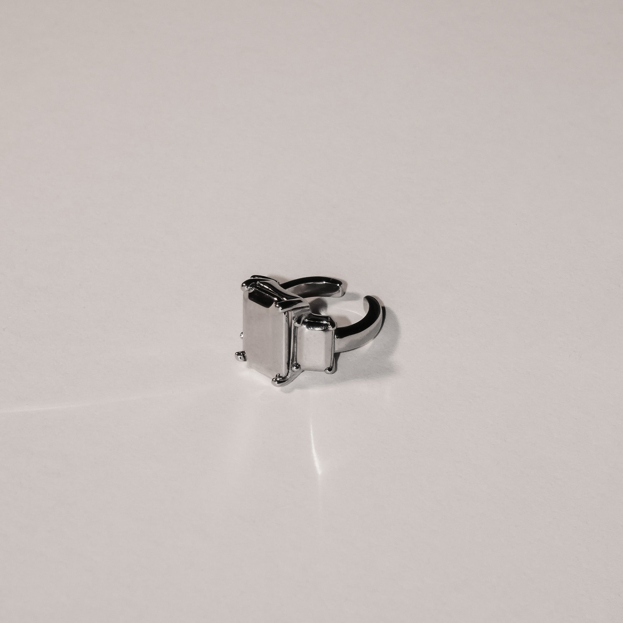 Der Ohrring LIEBESKIND BERLIN - Steel Diamond von Liebeskind Berlin besticht durch sein rechteckiges, minimalistisches Design in Diamantoptik, gefertigt aus Edelstahl für einen modernen Look.