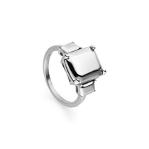 Der LIEBESKIND BERLIN Ring - Steel Diamond in Größe 54 von Liebeskind Berlin zeichnet sich durch eine große, rechteckige, polierte Metallfassung mit diamantartigem Glanz und zwei kleinen quadratischen Akzenten aus.