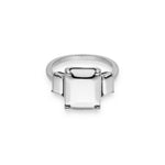 Der LIEBESKIND BERLIN Ring - Steel Diamond in Größe 54 von Liebeskind Berlin hat einen großen quadratischen Stein in Diamantoptik in der Mitte und zwei kleinere rechteckige Steine auf jeder Seite, die vor einem weißen Hintergrund stehen.