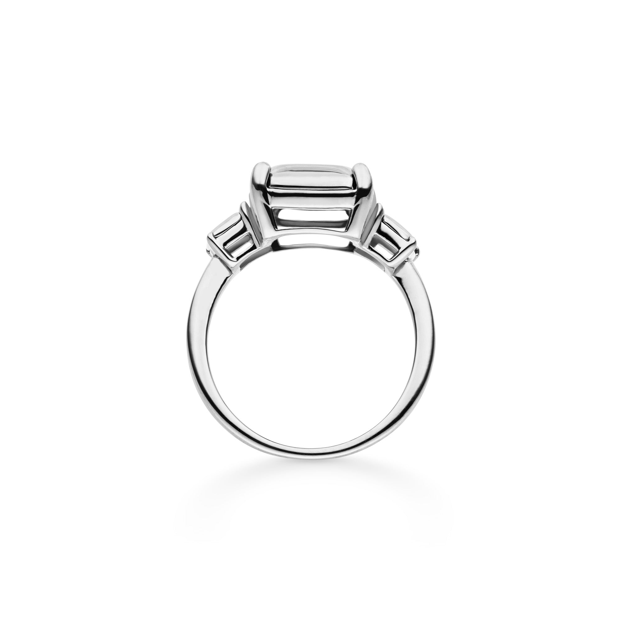 Der LIEBESKIND BERLIN Ring - Steel Diamond in 54 von Liebeskind Berlin besteht aus Edelstahl und hat einen rechteckigen Mittelstein mit zwei kleineren rechteckigen Steinen an den Seiten, in Diamantoptik.
