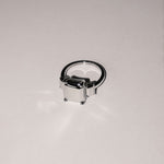 Der LIEBESKIND BERLIN Ring - Steel Diamond in Größe 54 von Liebeskind Berlin zeichnet sich durch eine kastenförmige, rechteckige Fassung in Diamantoptik aus, die auf einem schlichten weißen Hintergrund abgebildet ist.
