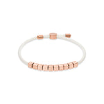 Das LIEBESKIND BERLIN Armband - Brick von Liebeskind Berlin hat ein weißes Textilband, roségoldene Buchstabenperlen mit dem Schriftzug LIEBESKIND und eine passende Schließe - ein auffälliges Statement.